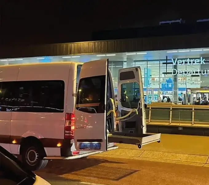 Rolstoelbus bij Schiphol voor reizigers uit Katwijk